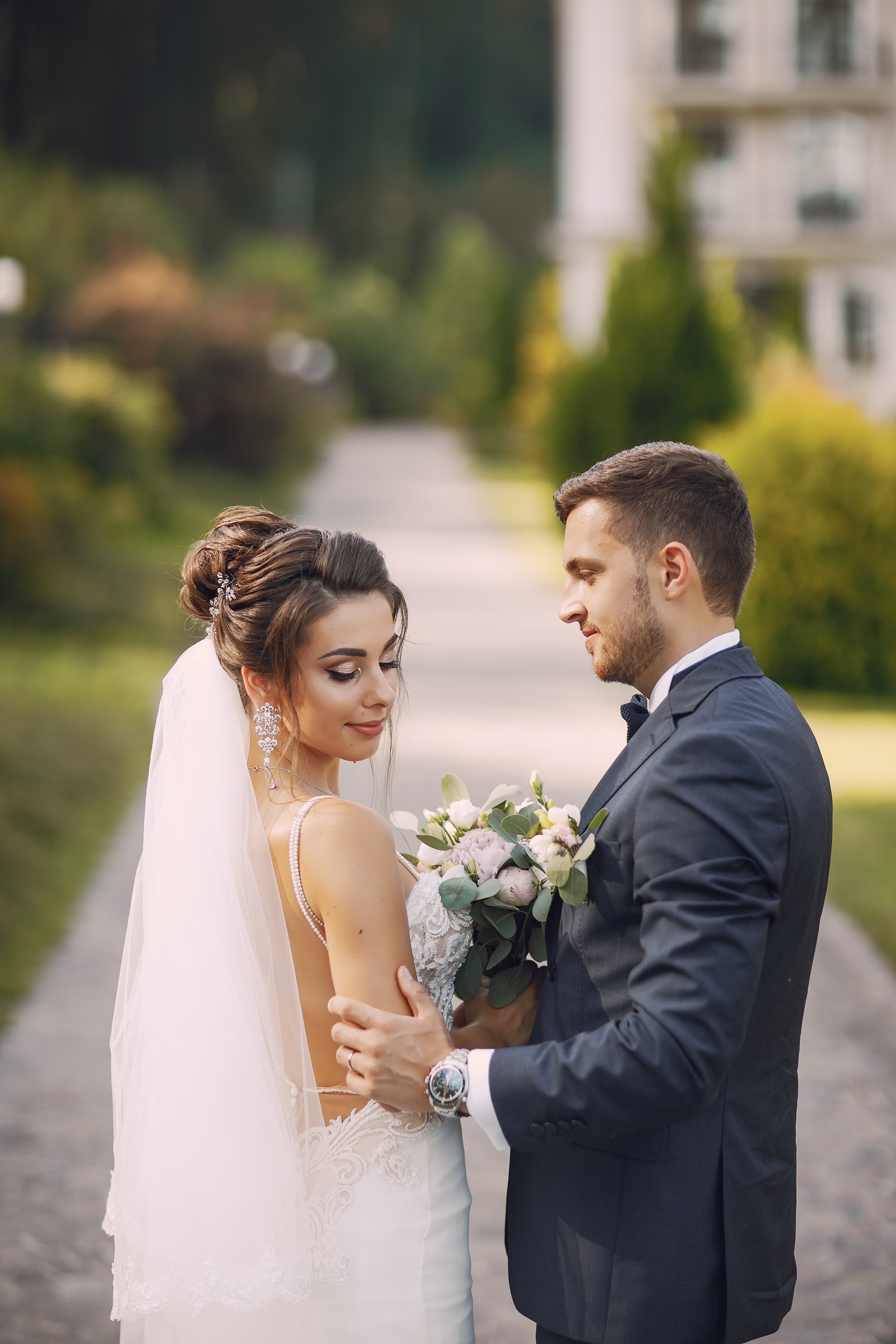 Casal em cenário de casamento