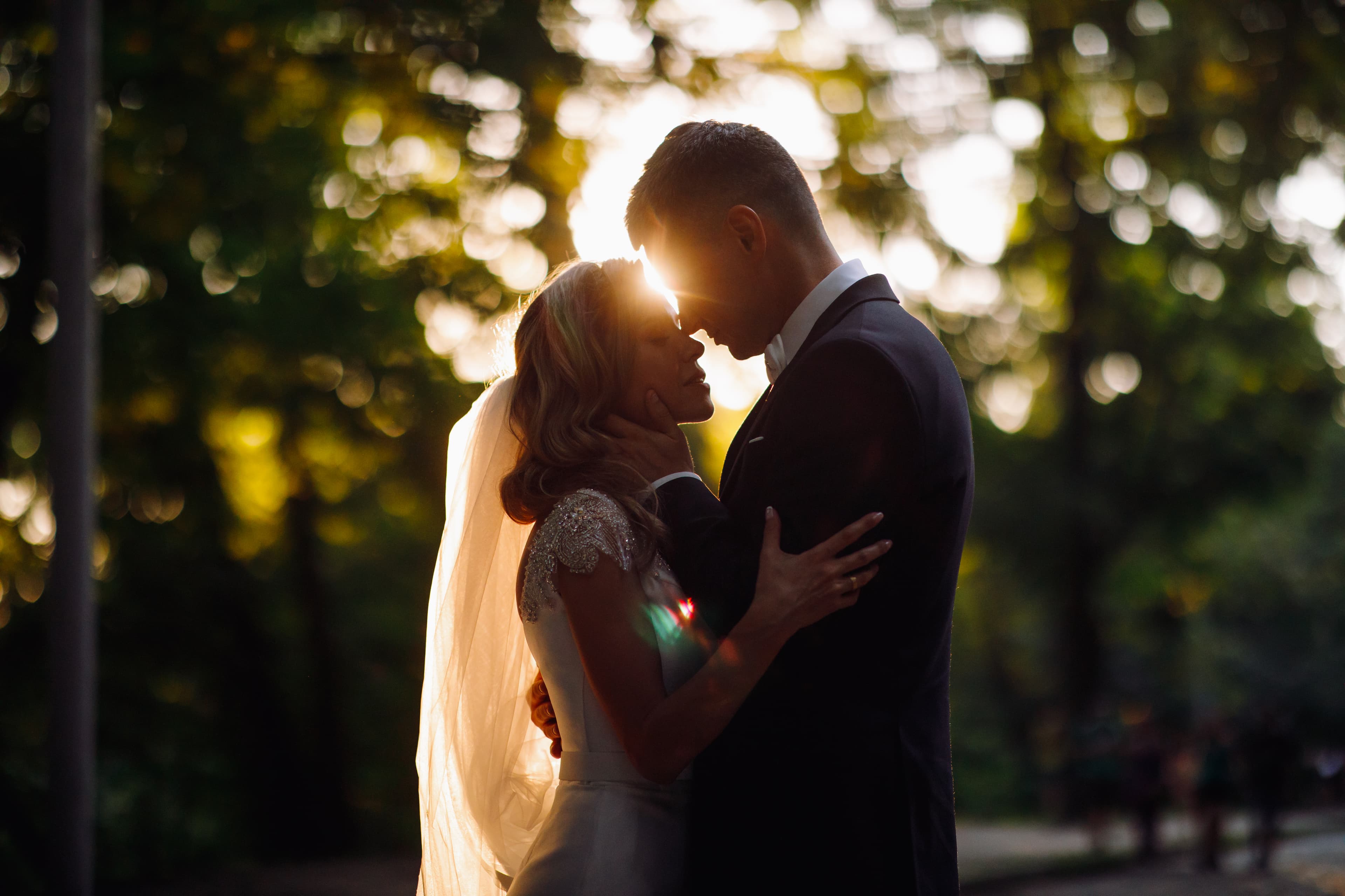 Casal em cenário de casamento