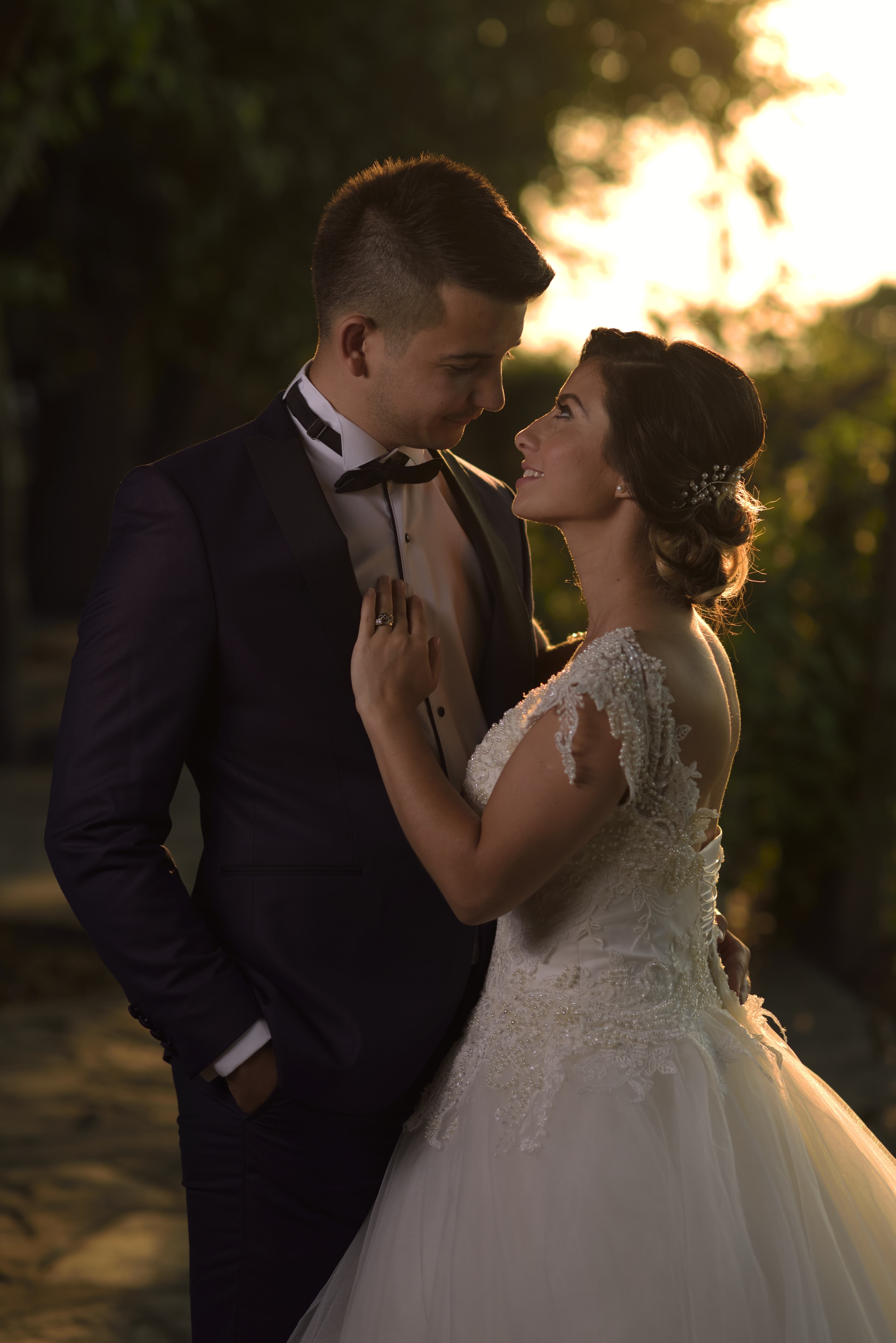 Casal em cenário de casamento